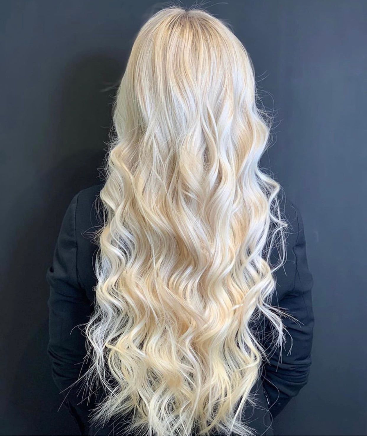 Platinblonde Extensions für mehr Länge und Fülle
