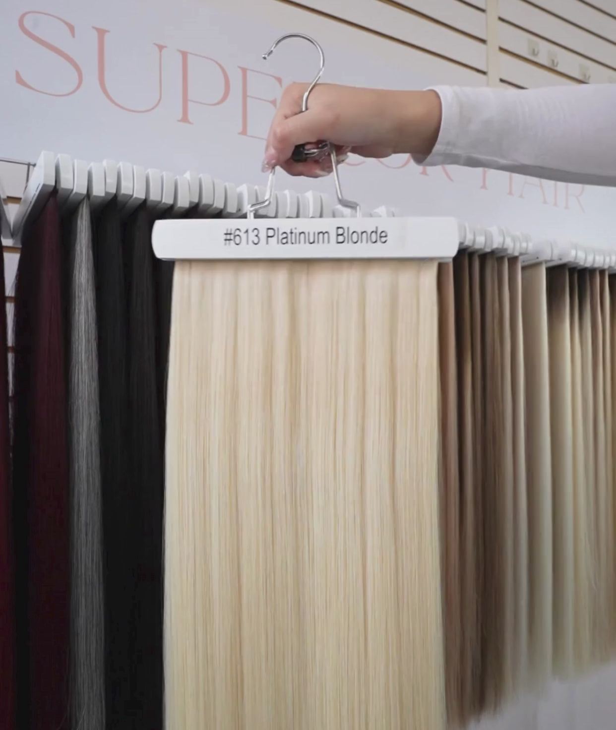 Load video: #613 Platinum Blonde Classic Clip In Hair Extensions 9pcs